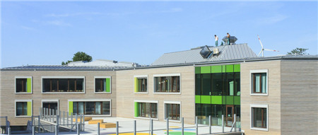 陽光下的學(xué)校建筑