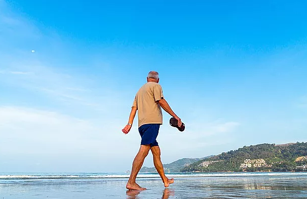 行走在海邊的老人